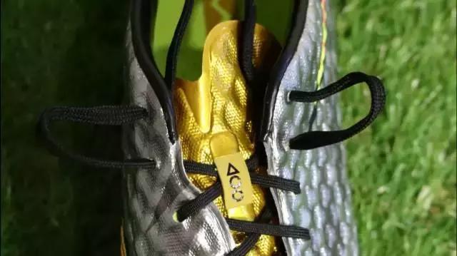 战靴怎么把鞋带系在里面,球鞋怎么绑鞋带好看