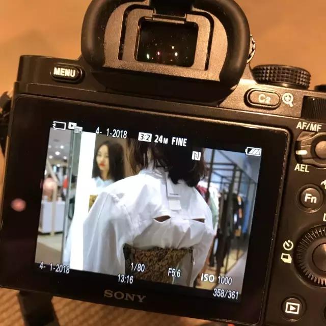 不敢去大牌店试衣服的年轻姑娘，可能永远不知道自己有多美