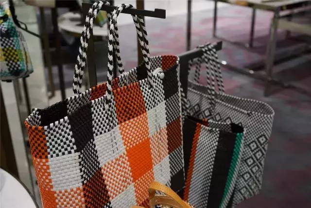 不敢去大牌店试衣服的年轻姑娘，可能永远不知道自己有多美