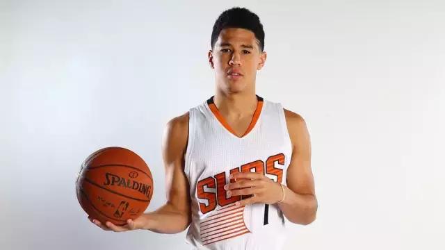 新秀布克格林共同穿过的鞋,布克70分球鞋