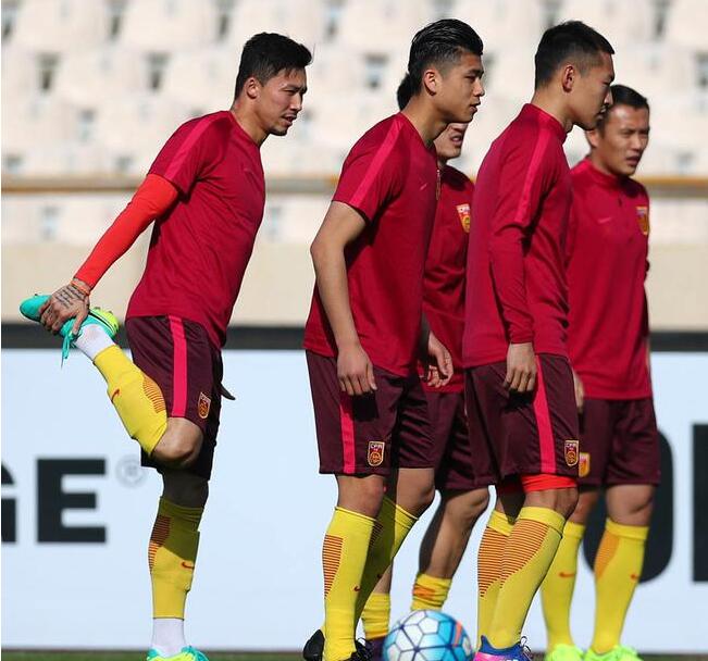 攻势足球冒险抢三分or五后卫战术守一分？选择权交给里皮！