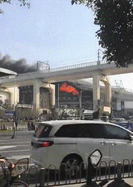 虹口足球场着火视频,上海虹口足球场着火原因