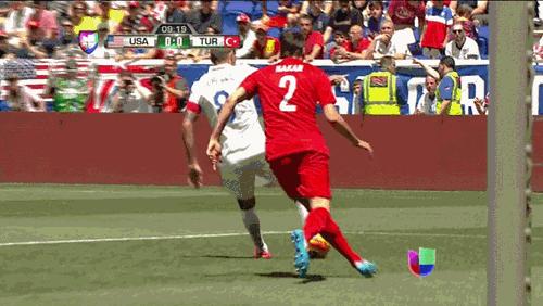 网友恶搞c罗搞笑gif图片,c罗假动作不看人传球gif