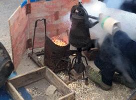 姑娘,别再抬脚了,整个车厢都弥漫着你臭袜子的味道