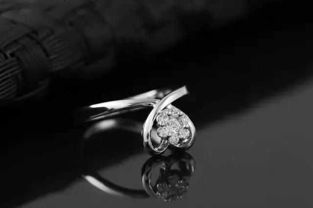 戒指不圆怎样修,钻戒改圈对钻戒影响大吗