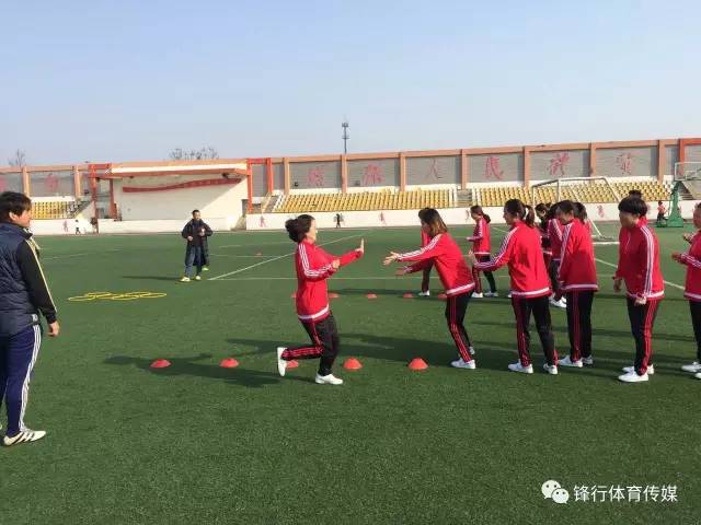 精英足球大批幼教美女老师来袭，足球的明天在这里