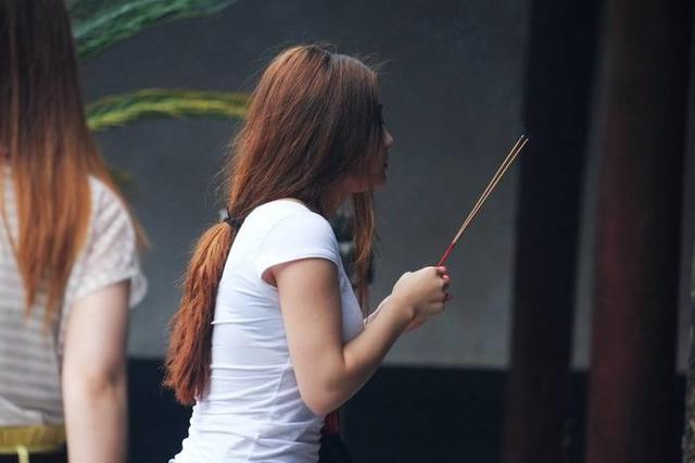 去第一财神庙烧香之前的忌讳,去寺庙烧香拜佛需要看黄历吗