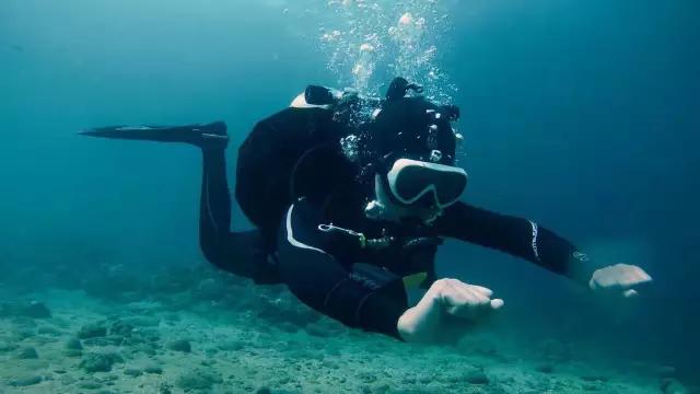 潜水导致耳朵疼是怎么回事,潜水怎么克服耳朵疼