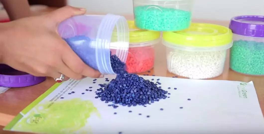 这个从垃圾山中成长起来的印度小伙,为了拯救环境,发明了一款可以吃的塑料袋