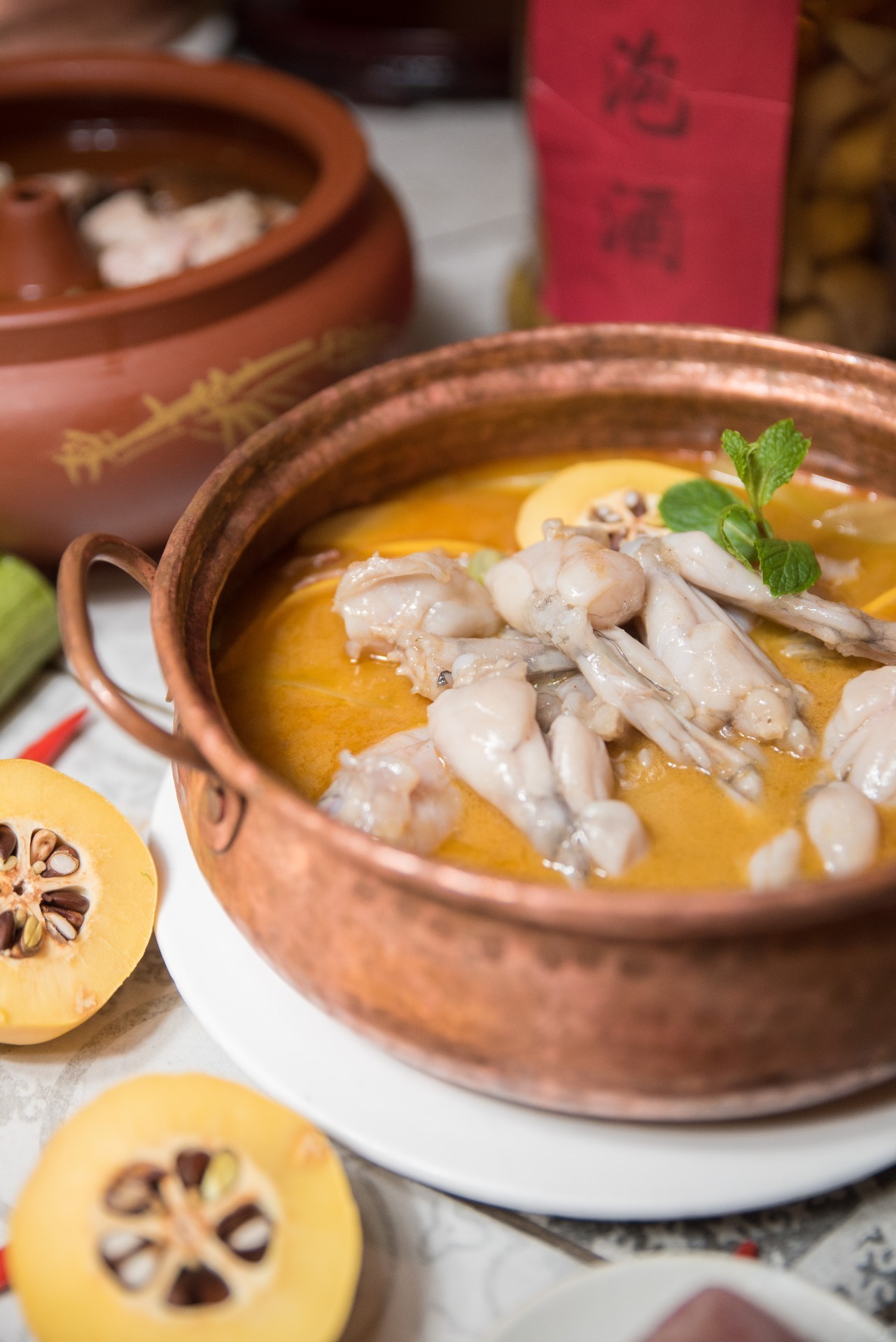 在丽江那一口“好喝到要*天升**”的汽锅鸡，让我开始了“寻找上海最好吃的云南菜”之旅！