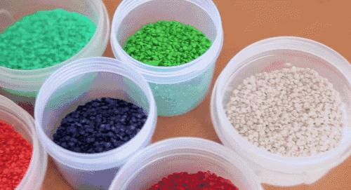 这个从垃圾山中成长起来的印度小伙,为了拯救环境,发明了一款可以吃的塑料袋