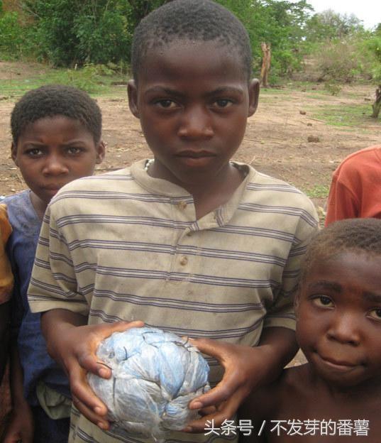 一组非洲儿童的玩具照片，看完感到很心酸！