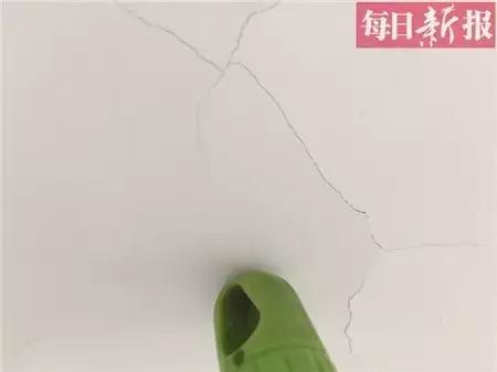 装修完还没入住墙裂了,装修完没住多久墙体开裂图片