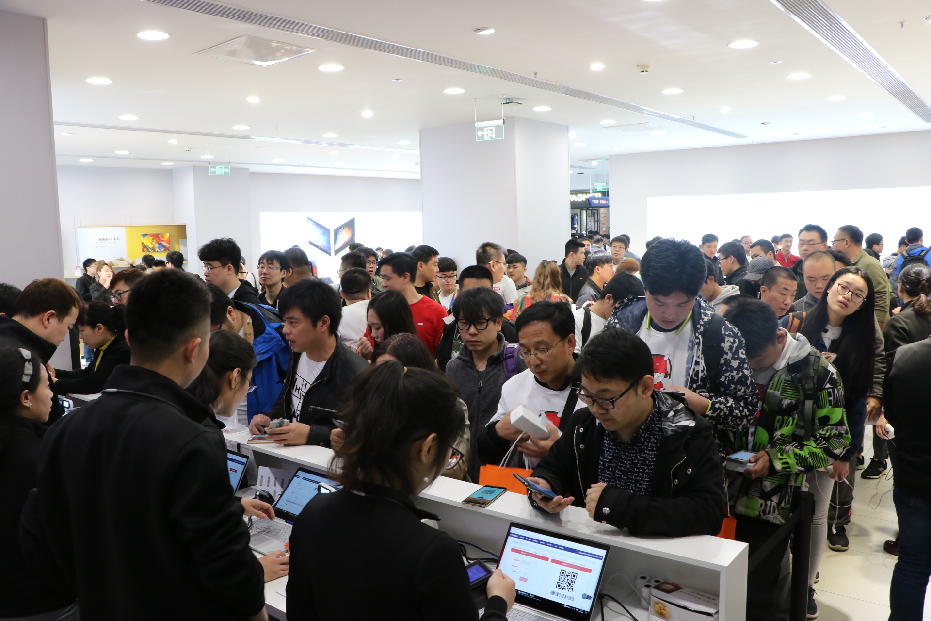 沈阳第二家小米之家开业:店内人多,收银台都挤满了人!