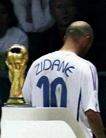 无兄弟不足球！足球不只有对抗，这些故事是否让你落泪？