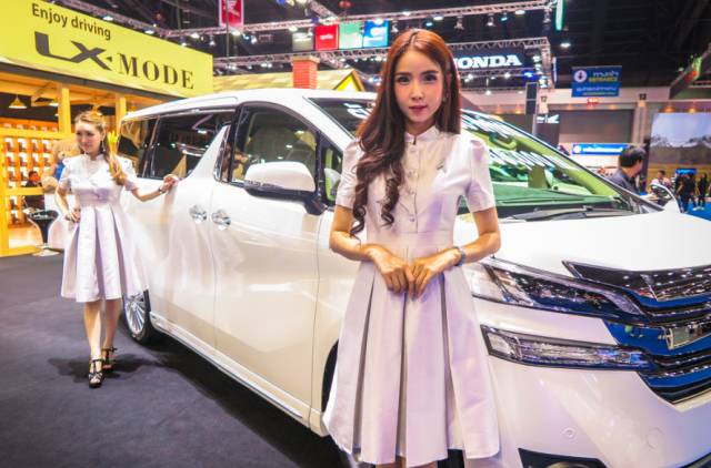 直击曼谷摩托车展美女如云，MOTOGUZZI光荣绽放