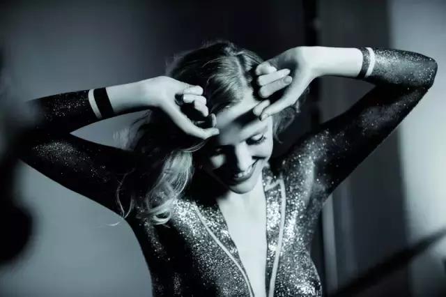 世界那么大我只想跟你在一起,世界这么大我只想和你在一起