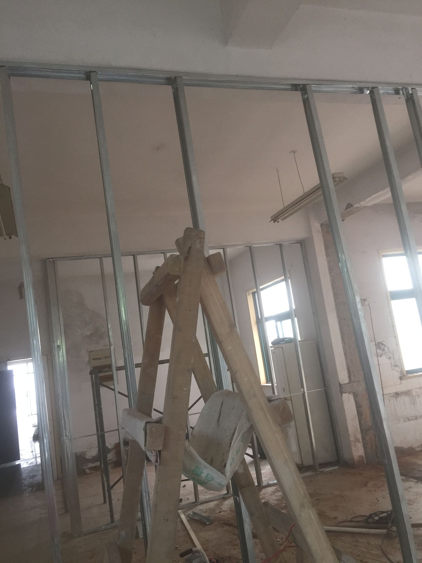 简单吊顶一般几天完成,地面170平方吊顶工费多少钱