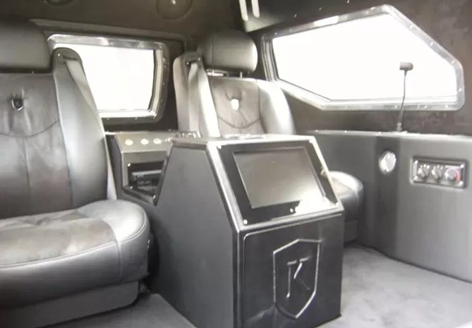 1500万骑士十五世去洗车房,工作人员直摇头:我们不洗装甲车