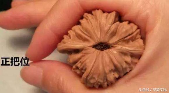 文玩核桃棱一个粗一个细值得盘吗,文玩核桃三分盘七分刷是什么意思