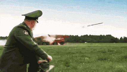 女生生西瓜,妹子吃冰镇西瓜拉肚子