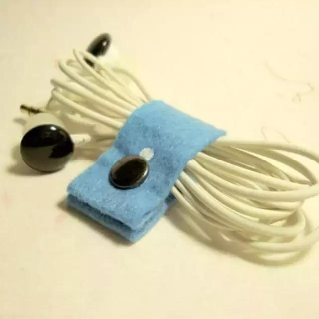 耳机线收束带,耳机线拔出来一点才可以正常使用