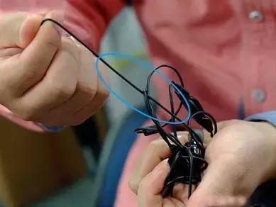 耳机线收进盒子,耳机线拔出来