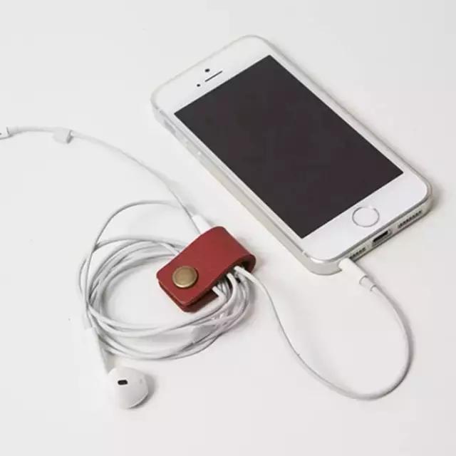 耳机线收束带,耳机线拔出来一点才可以正常使用