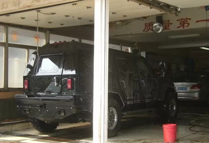 隔壁老王开1500万骑士十五世去洗车，洗车工吓懵了：装甲车做不了