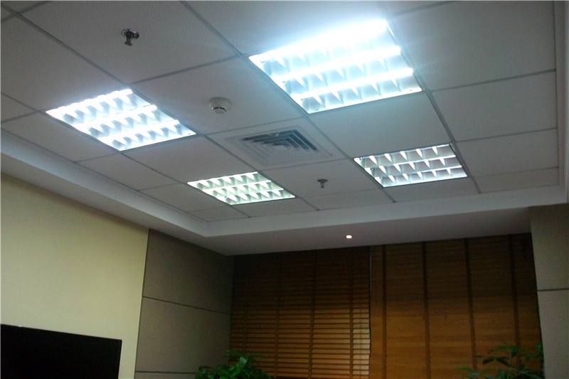 为什么电灯一直在闪,为什么电灯一直变色