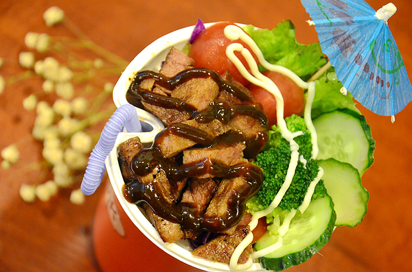 依筱轩的牛排杯｜一杯在手，肉菜都有