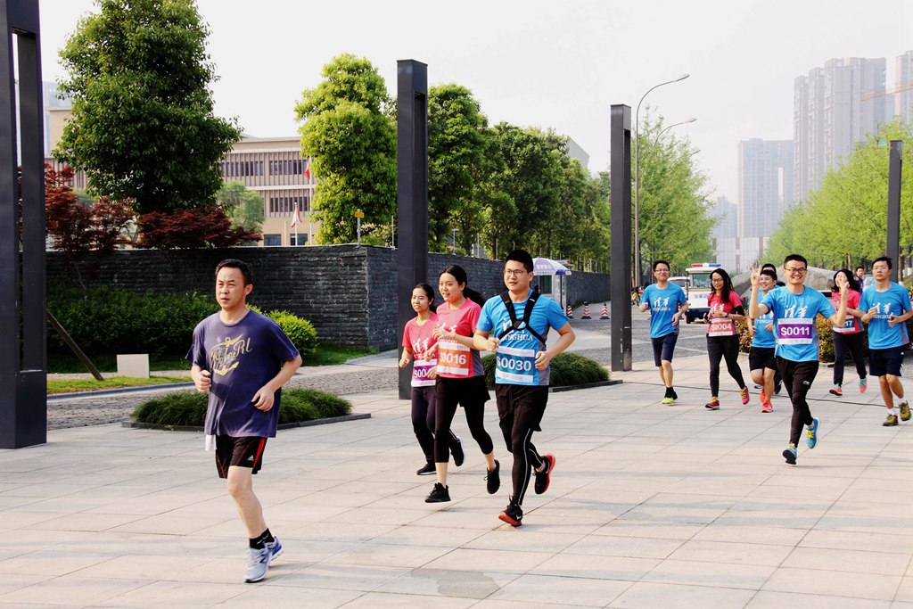 环球同跑迎校庆，清华校友锦城湖畔展英姿（原创）