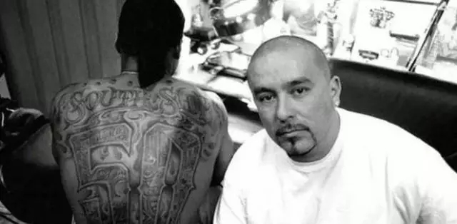 他是众多嘻哈巨星的*用御**纹身师,街头的孩子们都想花大钱请他纹身