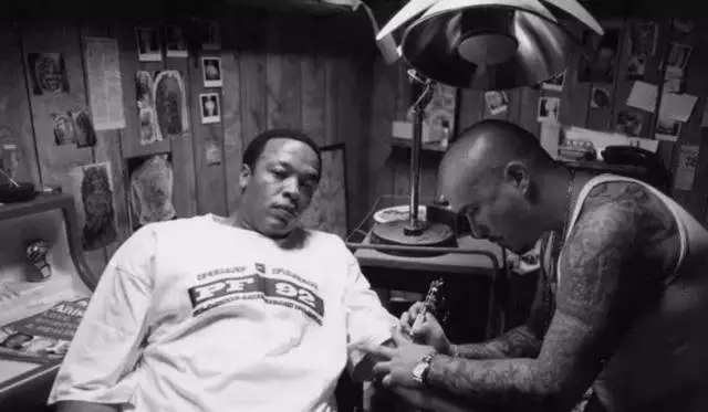 他是众多嘻哈巨星的*用御**纹身师,街头的孩子们都想花大钱请他纹身