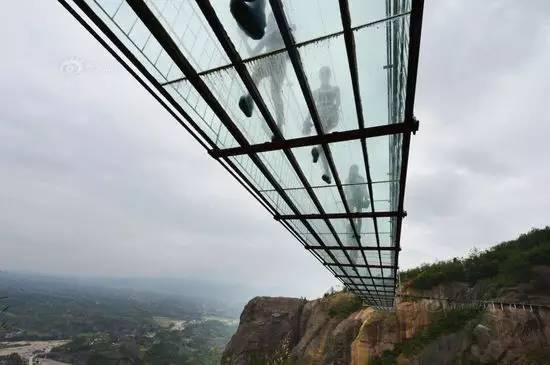 玻璃滑道断裂游客险坠落后续,景区玻璃栈道发生事故