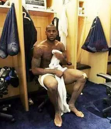 韦德和詹姆斯拥抱照片,詹姆斯韦德热火更衣室