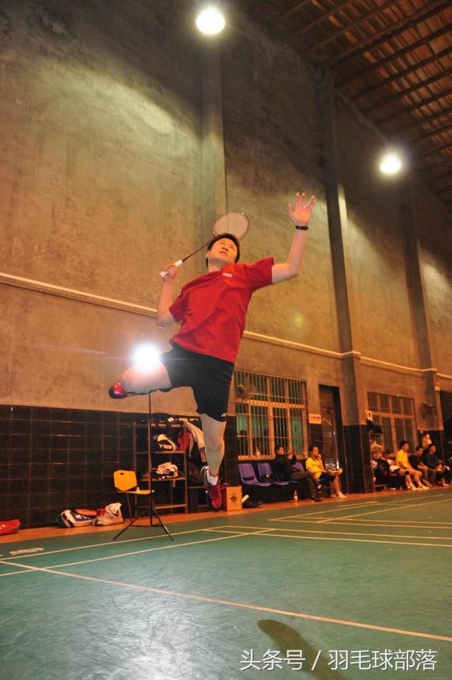 羽毛球如何发力扣杀,羽毛球跳起来扣杀哪里发力