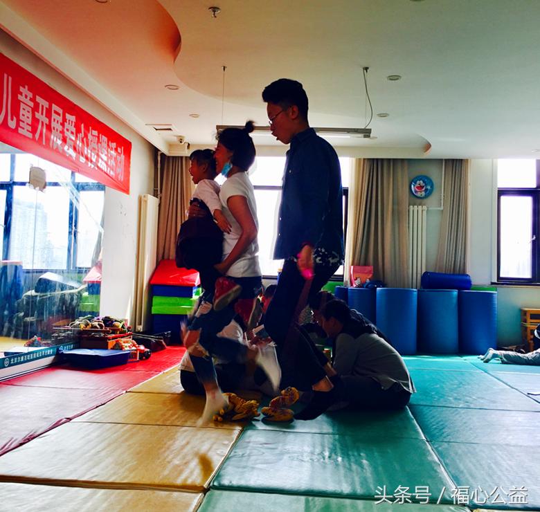 爱心志愿者慰问贫困儿童,志愿者走进养老院温暖关爱老年人