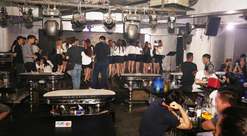 警方突击夜店事件,警方突击20名男女被抓