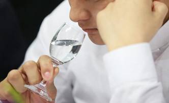 白酒中有絮状沉淀物体怎么解决,为什么白酒会出现浑浊现象