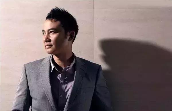 周润发同学，演了一辈子黑老大，向华强不敢惹他，爱妻爱家好男人