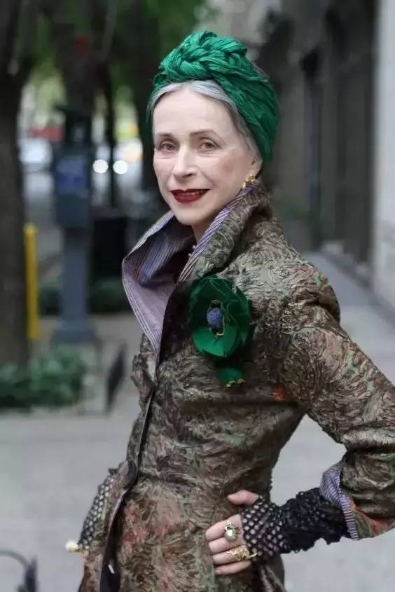 别跟老人比时髦，别不信，你老了可未必有他们会玩