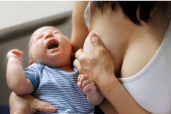 断奶后一边奶涨一边不涨怎么回事,断奶时涨奶有硬块可以用冰冰贴吗