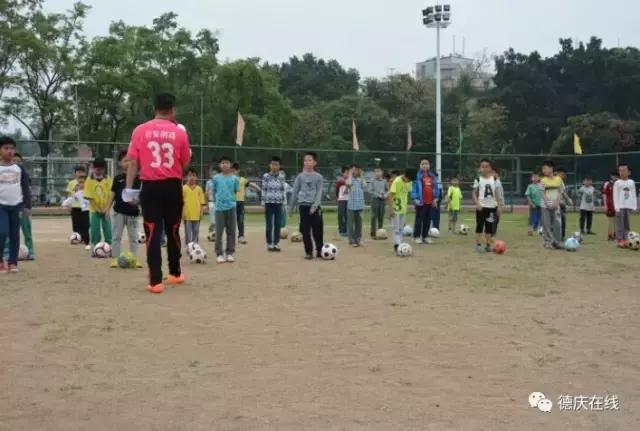 小孩学踢足球视频,小朋友学踢足球视频