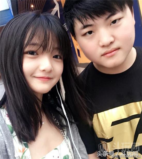 当然是选择原谅她啦！悲情男哭诉女朋友是LOL人气主播还草粉