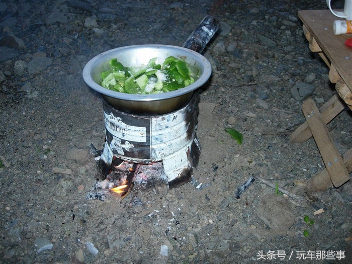 66岁老夫老妻自制房车旅游,60岁老夫妻自改房车自驾游