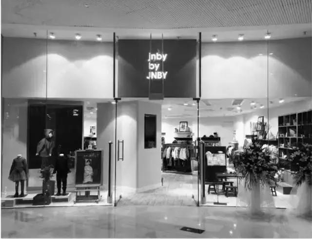 从一家裁缝店，开到1498家，如今香港上市，创始人想修一栋楼