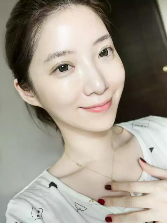 女生的化妆包有哪些,揭秘女生的化妆包