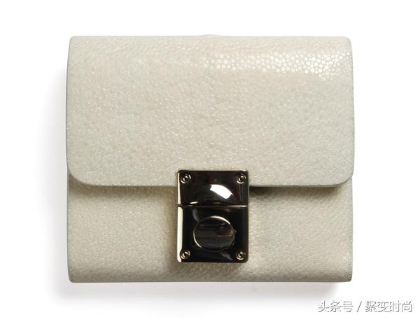 当遇上米色珍珠鱼皮具，珍珠鱼皮革的珍珠光彩才终于名副其实