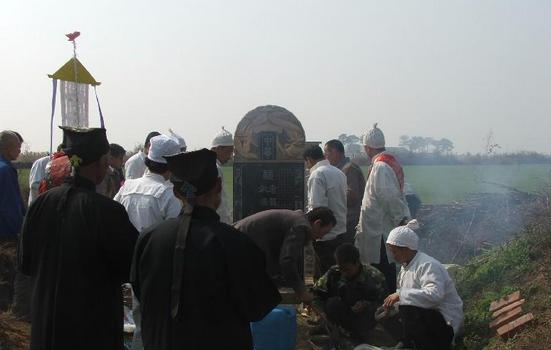 后人给先人立碑有啥讲究,农村在墓前立碑的讲究有哪些